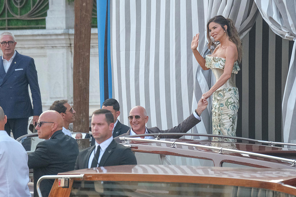 Donations to UNESCO as wedding gifts Jeff Bezos' wedding sparks protests in Venice, A part of the city privatized for the ceremony, Celebrities parade along the canals of Venice, The "No Space for Bezos" collective, Yachts facing working-class neighborhoods, Greater tax justice, "The richest 1% are ruining the world.", A Jeff Bezos mannequin floats on the Grand Canal, Bezos forced to change the location of his ball, Donations to UNESCO as wedding gifts, Work for a hundred people, according to Il Foglio, Three million euros donated for the lagoon