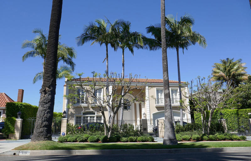 Inside the former homes of entertainment icons, Judy Garland's Bel Air bungalow, Dolores del Rio's bespoke love nest, Frank Sinatra's mid-century modern mansion, Howard Hughes' Spanish Revival mansion, Elizabeth Taylor's Beverly Hills mansion, Marilyn Monroe's would-be forever home, James Dean's Spanish-style hacienda, Lauren Bacall's Manhattan apartment, Cary Grant's romantic Palm Springs hideaway, Yvette Mimieux's Bel Air estate, Audrey Hepburn and Mel Ferrer's Colonial Estate, Marlene Dietrich's Beverly Hills rental, Carmen Miranda's Hollywood home