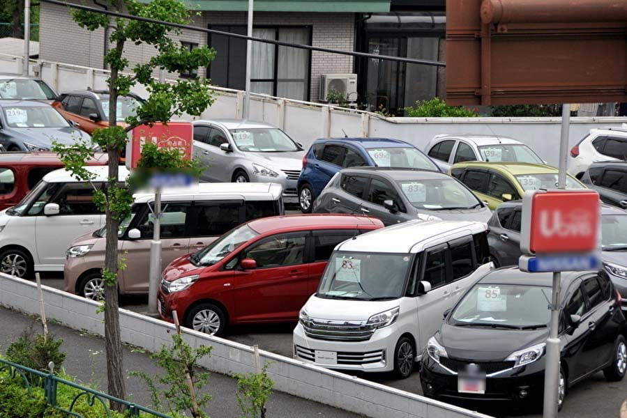 納車されないトラブルが増加中, 軽とガソリン車の独走構図, 資金繰り悪化による淘汰加速, 小規模業者の倒産9割超