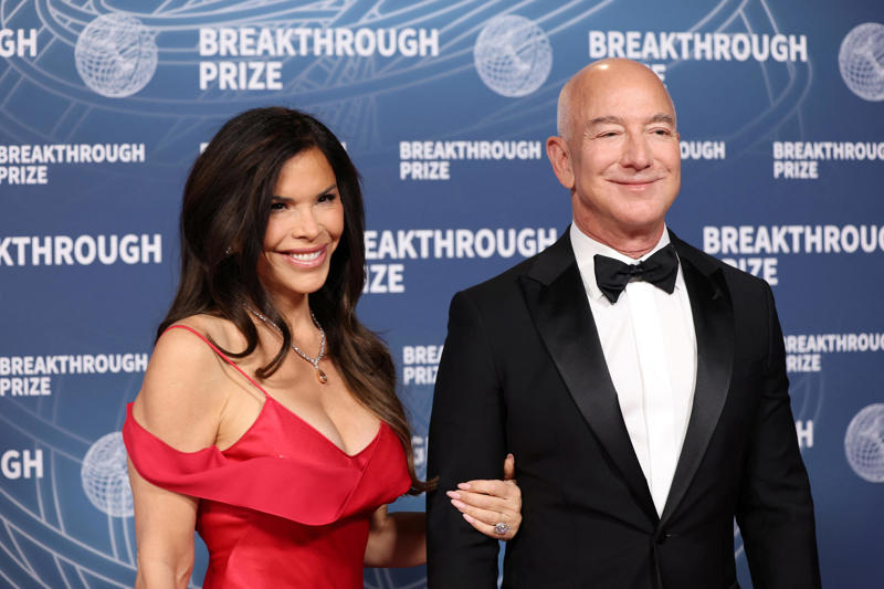 Jeff Bezos and Lauren Sanchez, When did Jeff Bezos buy his houses in Indian Creek Village?, Which celebrities live or have lived in 'Billionaire Bunker'?, What is security like there? 