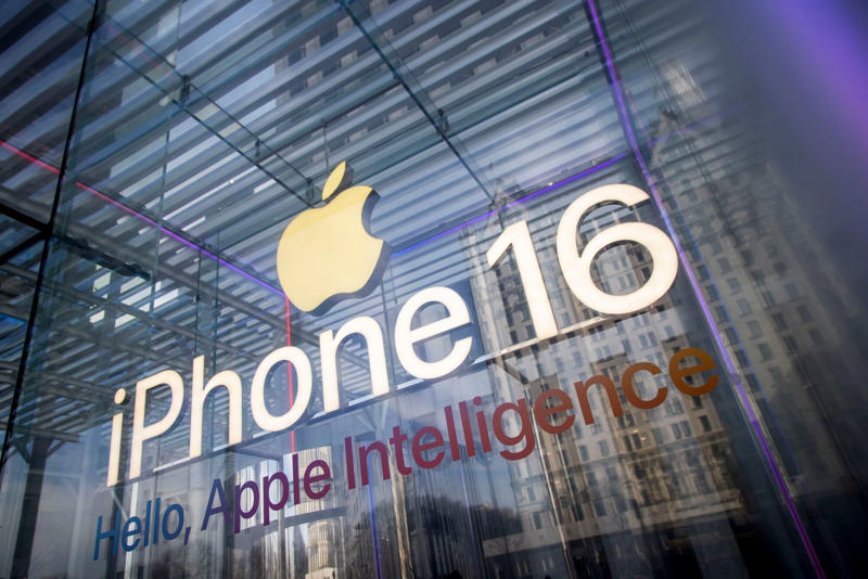 Siri Struggles, AI Uncertainty , Souring Morale, Anthropic and OpenAI Discussions, Management Shifts