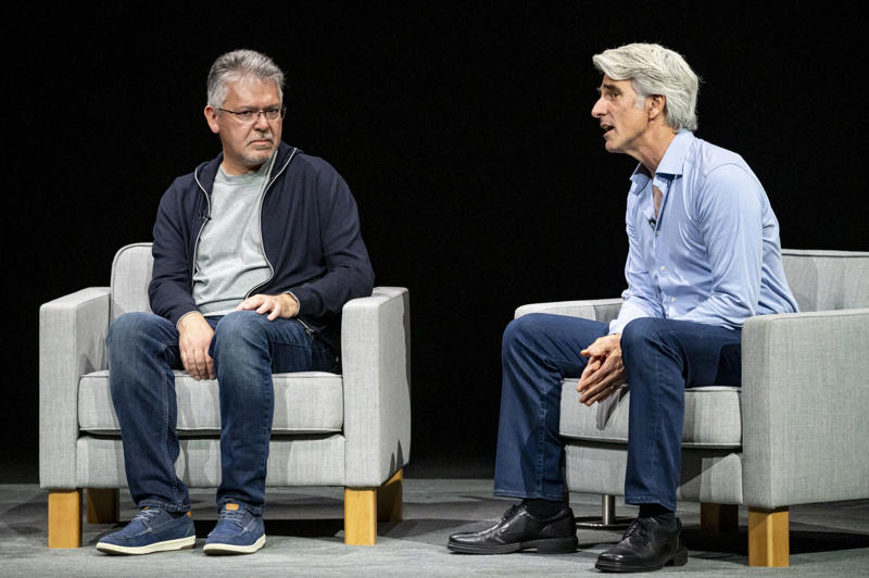 Siri Struggles, AI Uncertainty , Souring Morale, Anthropic and OpenAI Discussions, Management Shifts