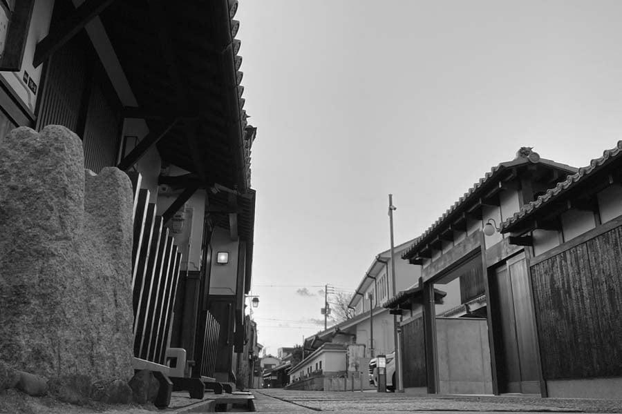 急騰地価で消えた遊休スペース, 再開発促進制度による空白地消失, 空き地収益化を促すREITの波, 471自治体が導入した空き地規制, 可処分時間を奪う通塾圧力, 都市と地方に広がる空白