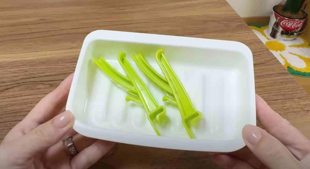 ダイソーの「ペットボトル水切り」の詳細, ペットボトルの乾燥に便利！, ダイソーの「ゴム手袋水切りトレー」の詳細, 置き場所に困るものもお任せ！使い勝手バツグンの三角コーナー水切り