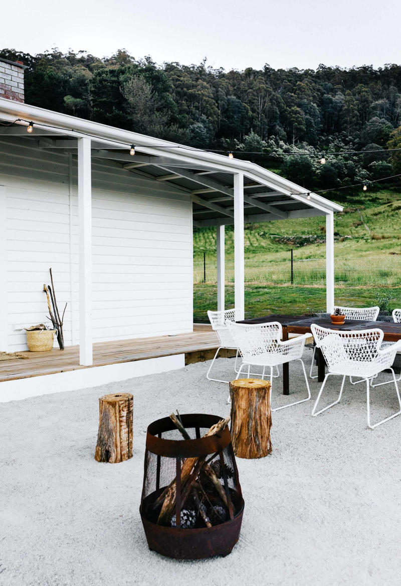 What should you put at the bottom of a fire pit? , What is the cheapest way to make a fire pit area? , What do you put in a fire pit to make it burn? , 22 fire pit area ideas to inspire,      A coastal escape   