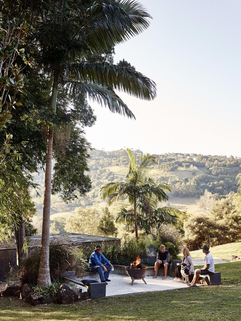 What should you put at the bottom of a fire pit? , What is the cheapest way to make a fire pit area? , What do you put in a fire pit to make it burn? , 22 fire pit area ideas to inspire,      A coastal escape   
