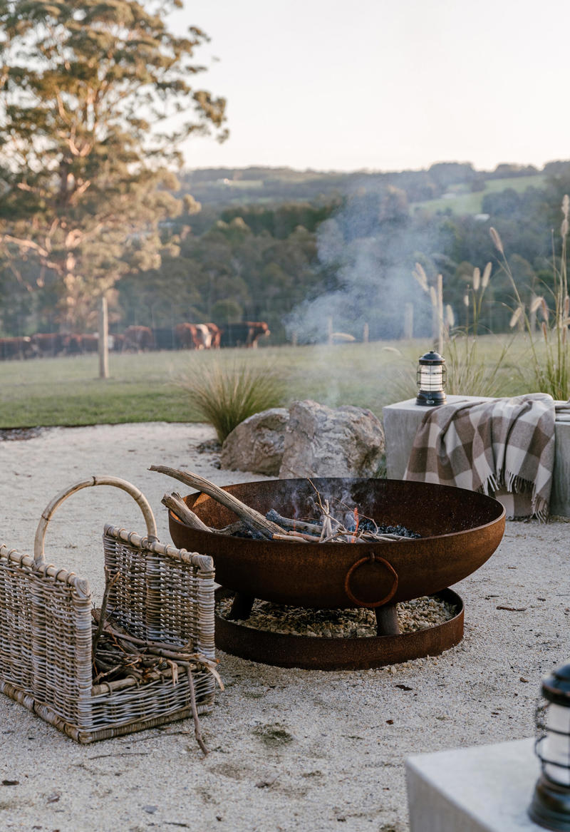 What should you put at the bottom of a fire pit? , What is the cheapest way to make a fire pit area? , What do you put in a fire pit to make it burn? , 22 fire pit area ideas to inspire, A coastal escape