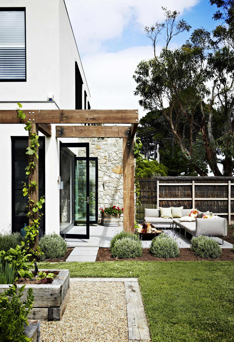 What should you put at the bottom of a fire pit? , What is the cheapest way to make a fire pit area? , What do you put in a fire pit to make it burn? , 22 fire pit area ideas to inspire,      A coastal escape   