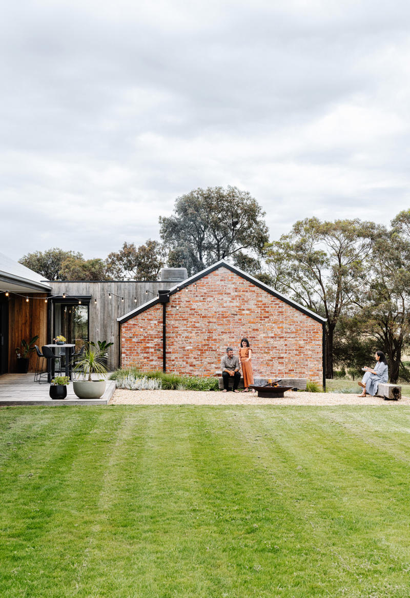 What should you put at the bottom of a fire pit? , What is the cheapest way to make a fire pit area? , What do you put in a fire pit to make it burn? , 22 fire pit area ideas to inspire,      A coastal escape   