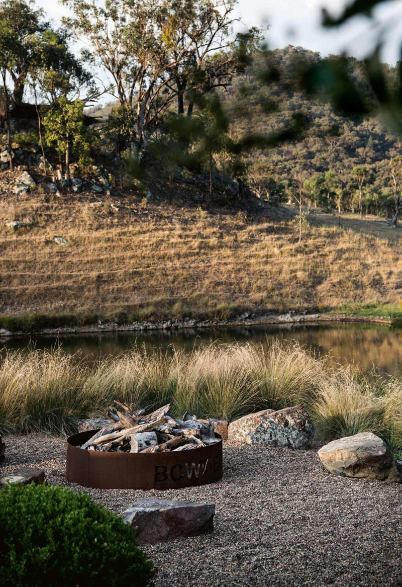 What should you put at the bottom of a fire pit? , What is the cheapest way to make a fire pit area? , What do you put in a fire pit to make it burn? , 22 fire pit area ideas to inspire,      A coastal escape   