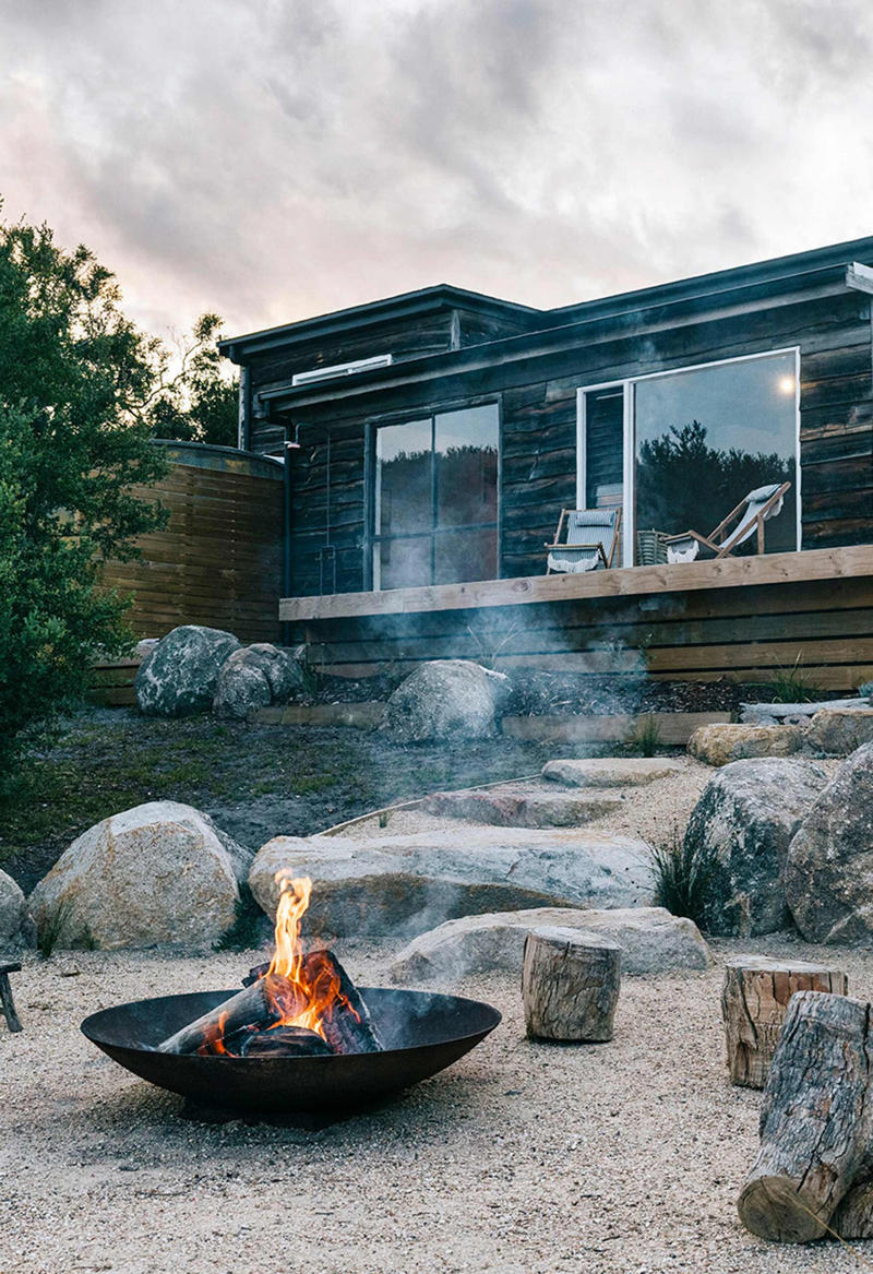 What should you put at the bottom of a fire pit? , What is the cheapest way to make a fire pit area? , What do you put in a fire pit to make it burn? , 22 fire pit area ideas to inspire,      A coastal escape   