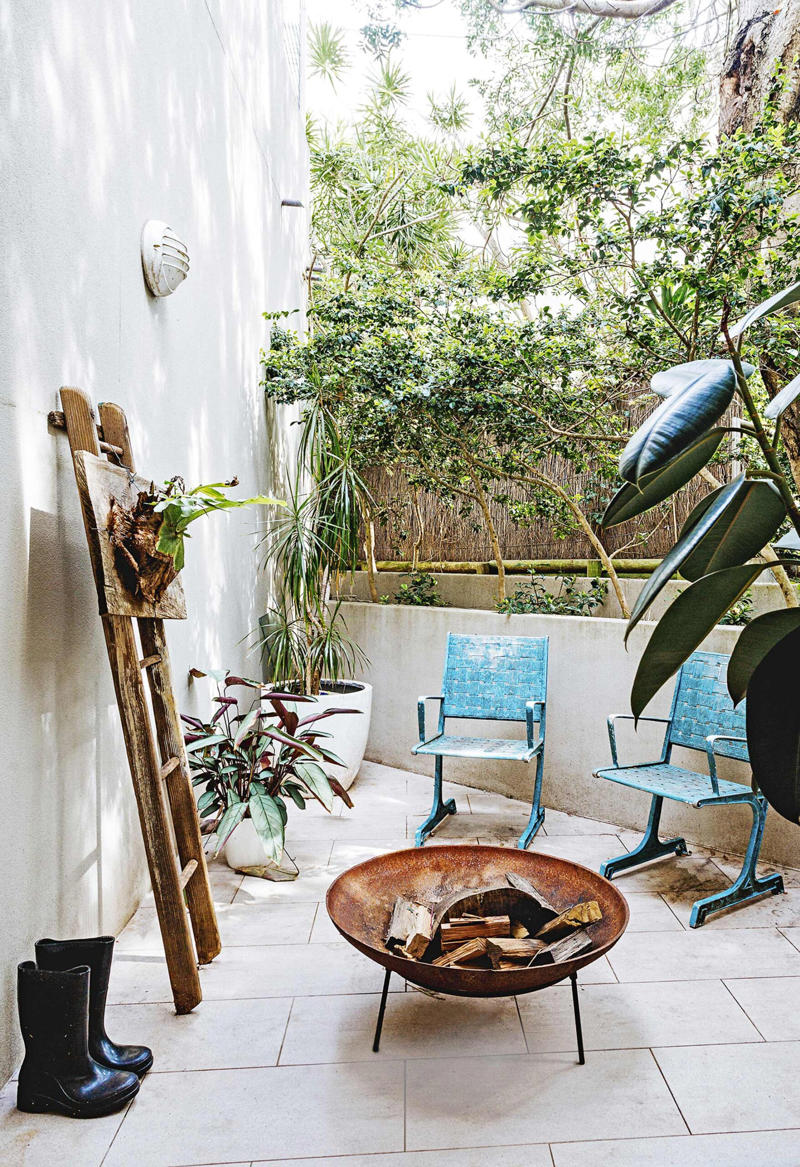 What should you put at the bottom of a fire pit? , What is the cheapest way to make a fire pit area? , What do you put in a fire pit to make it burn? , 22 fire pit area ideas to inspire,      A coastal escape   