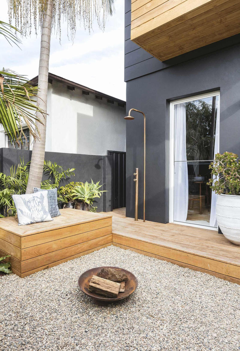 What should you put at the bottom of a fire pit? , What is the cheapest way to make a fire pit area? , What do you put in a fire pit to make it burn? , 22 fire pit area ideas to inspire,      A coastal escape   