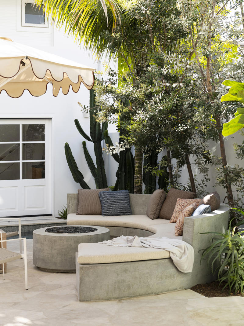 What should you put at the bottom of a fire pit? , What is the cheapest way to make a fire pit area? , What do you put in a fire pit to make it burn? , 22 fire pit area ideas to inspire, A coastal escape