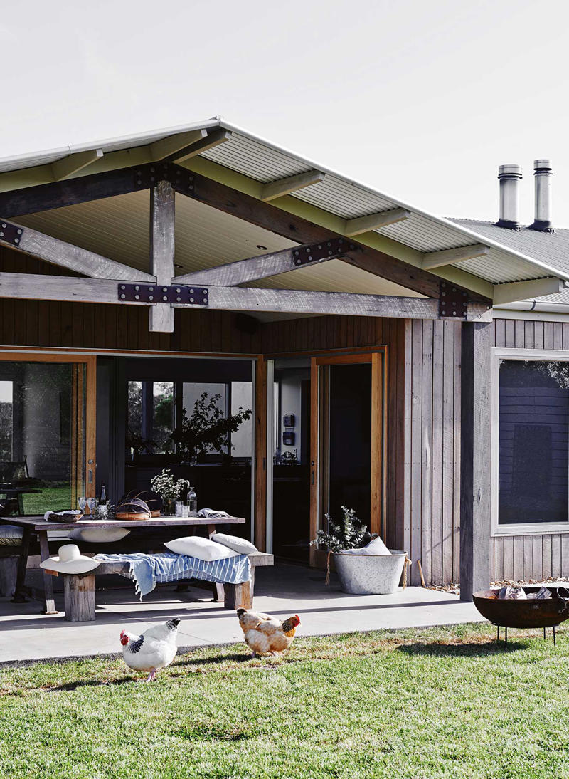 What should you put at the bottom of a fire pit? , What is the cheapest way to make a fire pit area? , What do you put in a fire pit to make it burn? , 22 fire pit area ideas to inspire,      A coastal escape   
