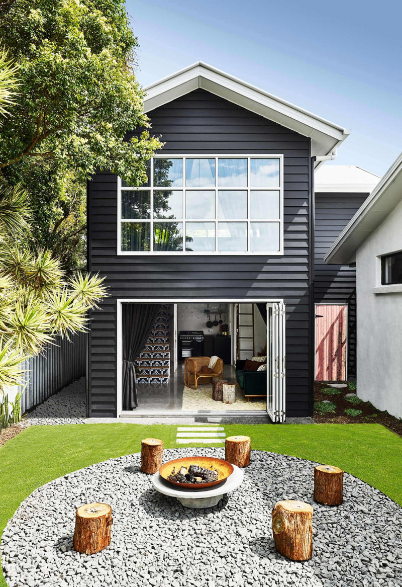 What should you put at the bottom of a fire pit? , What is the cheapest way to make a fire pit area? , What do you put in a fire pit to make it burn? , 22 fire pit area ideas to inspire,      A coastal escape   