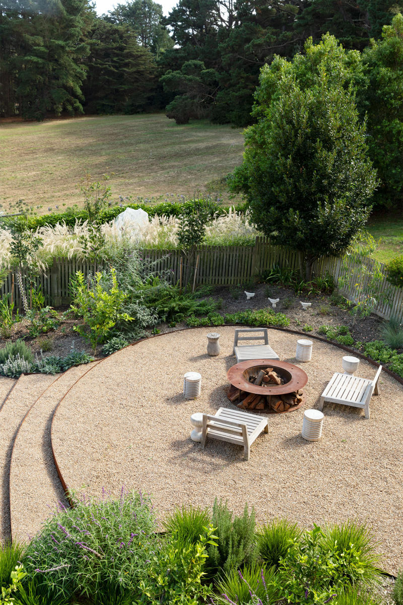 What should you put at the bottom of a fire pit? , What is the cheapest way to make a fire pit area? , What do you put in a fire pit to make it burn? , 22 fire pit area ideas to inspire,      A coastal escape   