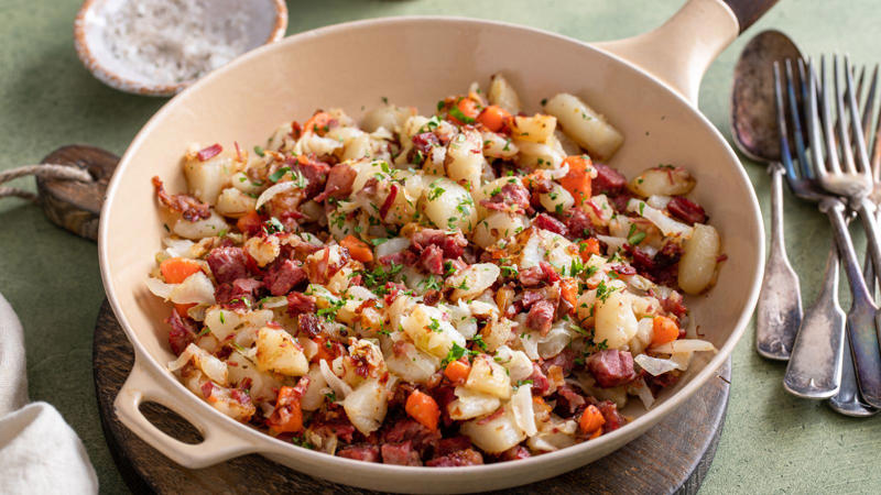 16 Classic American Foods That No One Really Orders Now Jell-O Salad, Salisbury Steak, Ambrosia, Deviled Ham Spread, Chipped Beef on Toast, Tuna Noodle Casserole, Stuffed Bell Peppers, Baked Alaska, Meatloaf, Corned Beef Hash, Shrimp Cocktail, Chicken à la King, Waldorf Salad