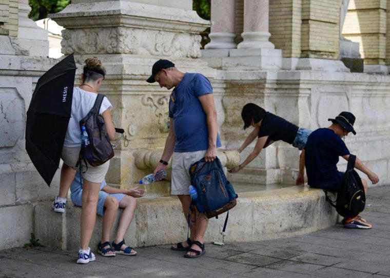 Iberia and France ‘expected to exceed 40°C’, How widespread is the heatwave?, Major wildfire and partial Eiffel Tower closure, Archeological sites in Greece restricting opening times, Some relief expected in the UK, Heatwaves and travel, Residents urged to take ‘sensible precautions’, Recognise signs of heat exhaustion and heat-stroke