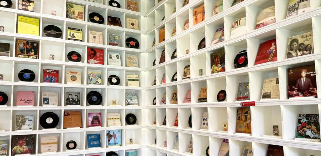 4. LPs Making a Comeback 2. Enamel Signs with Retro Charm, 3. Wall Reliefs That Pop, 4. LPs Making a Comeback, 5. Barbie’s Retro Wardrobe, 6. Swedish Tenn Still Shining, 7. Collector Photos Worth Framing, 8. Christmas Classics in High Demand, 9. Pine Furniture Finds New Fans