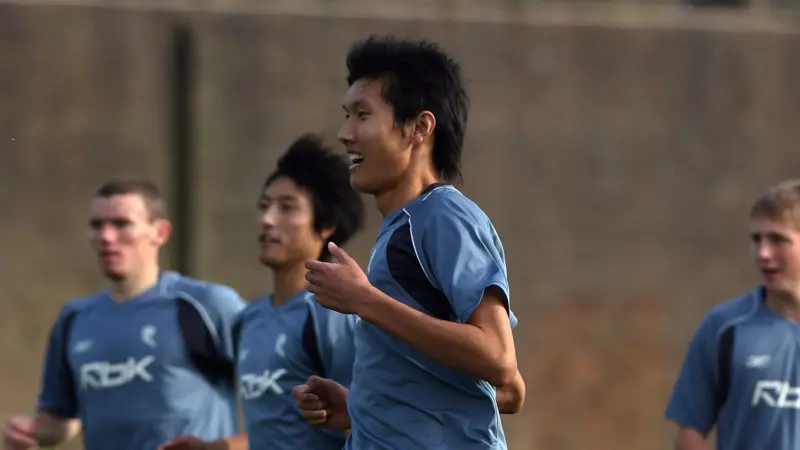 間違いなく、この中国人は史上最も背の高いサッカー選手一人だ。, 2019年に引退した同選手の身長は205センチ。, ヘディングが得意なスターストライカーだった。, その長身から、チームメイトから良くハイボールを受けていた。, もちろん、ヘディングで競り勝つのは難しい。, テクニックは劣ったが、長身のおかげで活躍。, この身長では機敏に動くことはできなかった。, 2006年にボルトンのセレクションを受けたが、残念ながら落選。, 2008年武漢でデビュー。, キャリア通算86試合に出場し、12ゴールをマークした。, 残念ながら、国際的な試合でインパクトを与えることはできなかった。