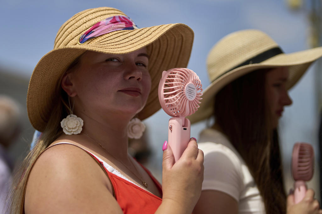 Hot Mediterranean soup, France suffocates, Man dies in Italy, The Netherlands is sweating, Portugal's record, Wildfires in Turkey, Relieving animals in Prague