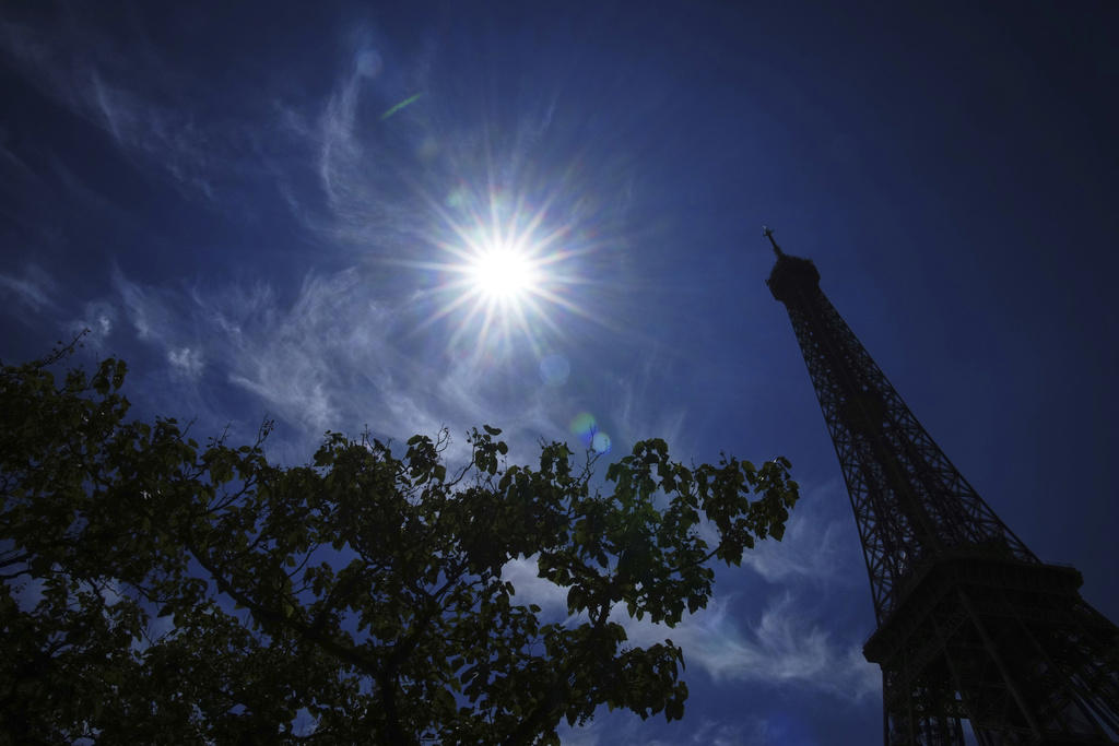Hot Mediterranean soup, France suffocates, Man dies in Italy, The Netherlands is sweating, Portugal's record, Wildfires in Turkey, Relieving animals in Prague