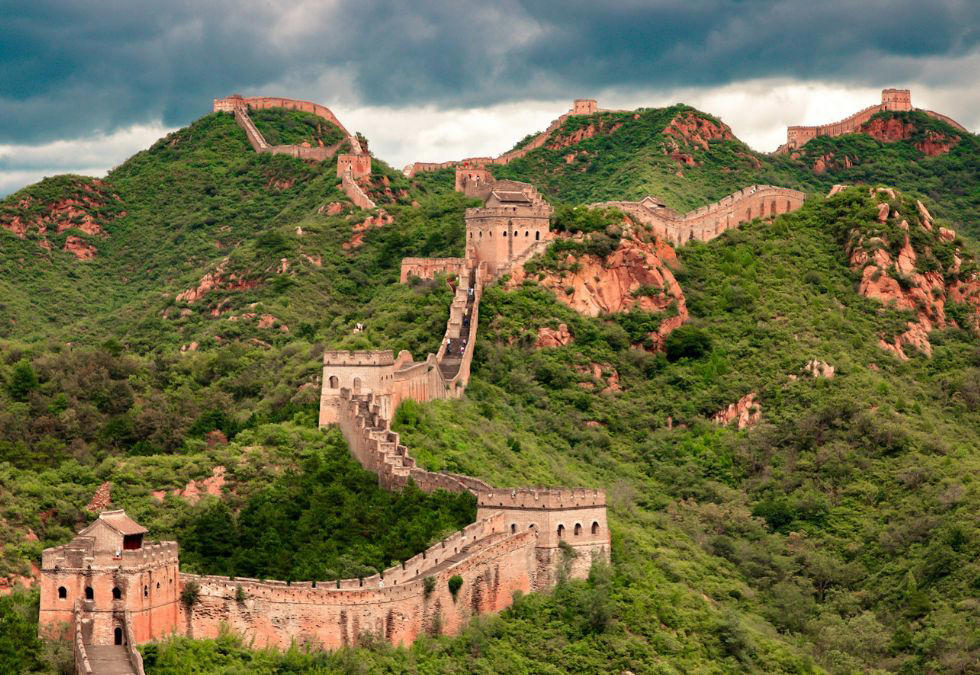 20. The Great Wall of China Is Visible from Space 25. You Only Use 10% of Your Brain, 23. Vincent van Gogh Cut Off His Own Ear, 21. All Dinosaurs Are Extinct, 20. The Great Wall of China Is Visible from Space, 19. Christopher Columbus Discovered America, 18. George Washington Had Wooden Teeth, 17. Raindrops Are Shaped Like Teardrops, 16. Deoxygenated Blood Is Blue, 15. Isaac Newton Discovered Gravity When an Apple Hit His Head, 13. Pluto Is the Ninth Planet, 12. Albert Einstein Was a Bad Student, 11. Swallowing Gum Stays in Your Stomach for Seven Years, 10. The Salem Witch Trials Were Caused by Ergot Poisoning, 9. You Can’t Start a Sentence with “And” or “But”, 8. The First Thanksgiving Was a Peaceful Feast, 7. America Became Independent on July 4, 1776, 6. Witches Were Burned at the Salem Trials, 5. Earth Is the Only Planet with Liquid Water, 4. Pilgrims Wore Only Black and White, 3. The Food Pyramid Is the Healthiest Way to Eat, 2. Eating Chocolate Causes Acne