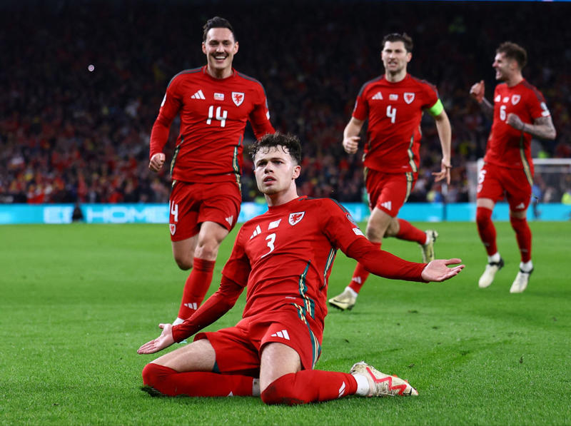 Latest transfer news headlines, Chelsea eye Casado deal, Lookman price, Everton deal close, Arsenal get Cristhian Mosquera boost, Man Utd to sign Mbeumo this week, Sunderland close to Petrovic deal, New Tottenham bid for Kudus expected, Liverpool target Lukeba deal, Mosquera to Arsenal latest, Man Utd step up Watkins move, Arsenal handed new Rodrygo boost, Chelsea make shock bid for Real Madrid hero, Gyokeres agrees Arsenal deal, Chelsea exits, Kaoru Mitoma wants Brighton stay, DEAL AGREED, Joao Pedro shirt number, Giroud on Lille move, Crystal Palace make formal offer for Eze replacement, Pedro debut?, Juventus book David medical, Man Utd step up interest in '£60m' Watkins, DONE DEAL, New-look Chelsea, Fulham vindication, Premier League sides circle Leipzig star, Dani Olmo speaks out on Luis Diaz and Nico Williams, DONE DEAL: Valentin Barco joins Strasbourg, DONE DEAL: Baena joins Atletico Madrid, Other options for Petrovic, Yoan Bonny to Inter: Here we go, Victor Boniface to stay at Leverkusen, Sunderland continue squad overhaul, Djorde Petrovic finds new home, Lyon set Fofana fee, Immobile Besiktas deal terminated, Hurzeler speaks on Pedro departure, DONE DEAL! Chelsea sign £60m Joao Pedro, Suarez considering retirement, Liverpool confirm appointment of ex-Arsenal player, Manchester United confirm interest in Ruiz, DONE DEAL: Spurs add Tōko Koga, Goodman extends Crystal Palace deal before new loan, Barcelona cannot register Williams, Brentford to announce Milambo signing, DONE DEAL! Quansah joins Leverkusen, BREAKING NEWS: Branthwaite signs new Everton contract, Liverpool reject Bayern's Diaz bid, Man City set to begin Dias contract talks, Liverpool in advanced talks over Guehi deal, West Ham fail with Diouf bid, Chelsea set to announce £60m Joao Pedro, New Eze twist in Arsenal transfer pursuit, David to join Juve, Kudus becomes Spurs' top priority, Bayern 'gather information' on Luis Diaz, Rodrygo 'perfect fit' for Arsenal, Chloe Kelly confirms permanent City exit, Olivier Giroud spotted in France ahead of Lille switch, Juventus to sign Jonathan David, SIGNED: Semenyo extends Bournemouth deal, Bayern Munich confirm new Jamal Musiala shirt number, Villa land Turkish target, Arsenal 'close to agreement' with Gyokeres, Newcastle target defensive upgrades, Why it does not make sense for Arsenal to sign Madueke, Chelsea to make more attacking signings?, DONE DEAL: Sunderland add Habib Diarra, DONE DEAL: Williams extends Forest stay, Joao Pedro signs Chelsea contract, Malick Fofana receives a Premier League offer, DONE DEAL: Chelsea's Lawrence joins OL Lyonnes, Messi in contract talks, Kepa: I spoke with Kai before Arsenal move, BREAKING: Arsenal confirm Kepa signing, Manchester United confirm interest in Ruiz, Liverpool working on Ekitike deal, Madueke to Arsenal latest, West Ham fail with Diouf bid, Arsenal exploring Eze deal after talks held, Partey attracting interest after Arsenal exit, Arsenal submit bid for Madueke, Tottenham confident over cut-price Kudus deal, Milambo undergoes Brentford medical, Crystal Palace close to Diomande deal, Tottenham open talks over Kudus deal, Liverpool target Isak, Osimhen and Ekitike, Richarlison set to swap Tottenham for Galatasaray, Liverpool name Harvey Elliott asking price, Liverpool in advanced talks over Guehi deal, Arsenal hold positive meeting over Eze, Joao Pedro completes Chelsea medical, Tete to stay at Fulham, Eze to Arsenal twist, Arsenal handed Nico Williams transfer hope