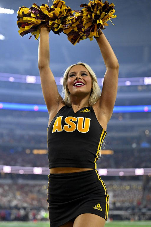 Fantastic cheerleader photos from the 2025 college football playoffs