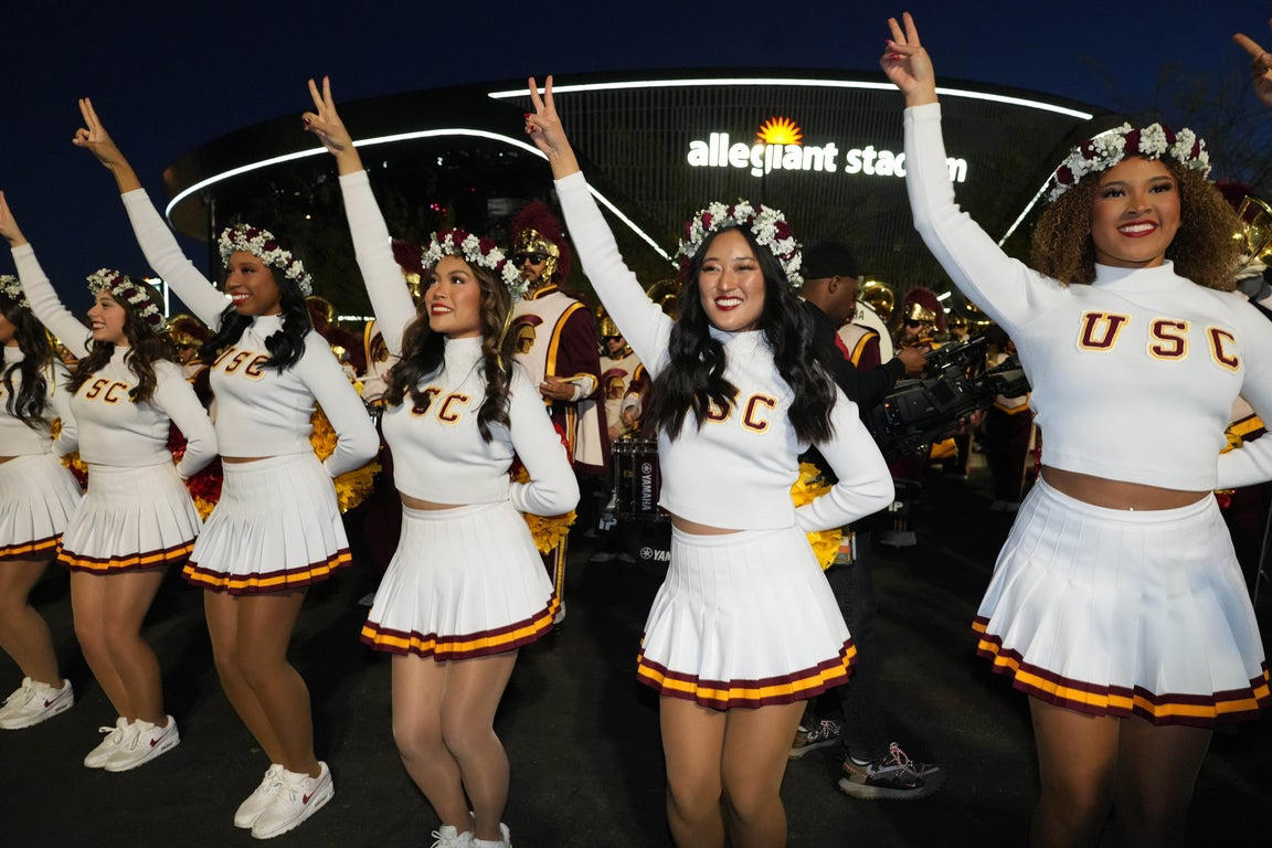 Fantastic cheerleader photos from the 2025 college football playoffs