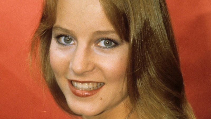 Jennifer Cooke: Elizabeth Sci-fi series of the 80s: 'V', Jane Badler: Diana, Jane Badler after the series, Nicky Katt: Sean Donovan, Nicky Katt after the series, Faye Grant: Julie Parrish, Faye Grant after the series, June Chadwick: Lydia, June Chadwick after the series, Robert Englund: Willie, Robert Englund after the series, Andrew Prine: Steven, Andrew Prine after the series, Marc Singer: Mike Donovan, Marc Singer after the series, Judson Scott: Lieutenant James, Judson Scott after the series, Richard Herd: John, Richard Herd after the series, Michael Wright: Elias Taylor, Michael Wright after the series, Lane Smith: Nathan Bates, Lane Smith after the series, Jeff Yagher: Kyle Bates, Jeff Yagher after the series, Michael Ironside: Ham Tyler, Michael Ironside after the series, Jennifer Cooke: Elizabeth, Jennifer Cooke after the series, Blair Tefkin: Robin Maxwell, Blair Tefkin after the series, Aki Aleong: Mr. Chiang, Aki Aleong after series, Duncan Regehr: Charles