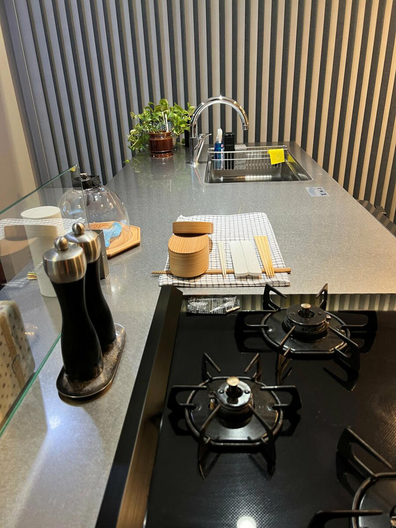 あえて丸見えのアイランドキッチンで、きれいの習慣をつける, コツ1：作業台の「出しっぱなしゼロ」を意識する, コツ2：「見せる」と「隠す」のメリハリ収納, コツ3：その都度リセット！「後でやろう」をなくすことで未来の自分がラクに