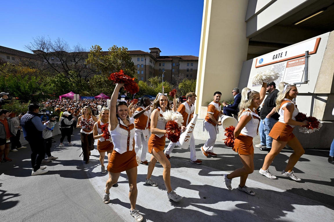 Fantastic cheerleader photos from the 2025 college football playoffs