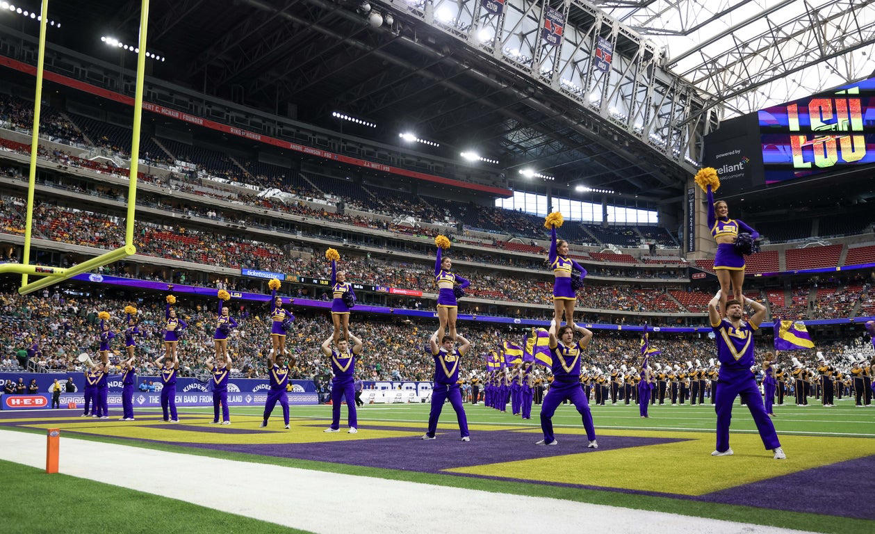 Fantastic cheerleader photos from the 2025 college football playoffs