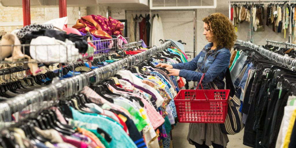 Why Flea Markets Are the Real-Life Treasure Hunts 2. Enamel Signs with Retro Charm, 3. Wall Reliefs That Pop, 4. LPs Making a Comeback, 5. Barbie’s Retro Wardrobe, 6. Swedish Tenn Still Shining, 7. Collector Photos Worth Framing, 8. Christmas Classics in High Demand, 9. Pine Furniture Finds New Fans