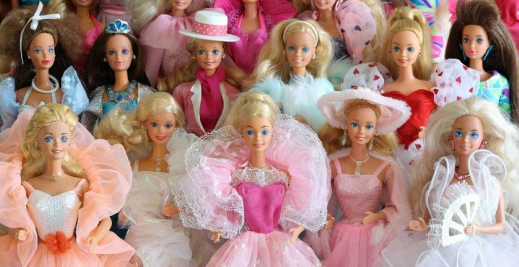 5. Barbie’s Retro Wardrobe 2. Enamel Signs with Retro Charm, 3. Wall Reliefs That Pop, 4. LPs Making a Comeback, 5. Barbie’s Retro Wardrobe, 6. Swedish Tenn Still Shining, 7. Collector Photos Worth Framing, 8. Christmas Classics in High Demand, 9. Pine Furniture Finds New Fans
