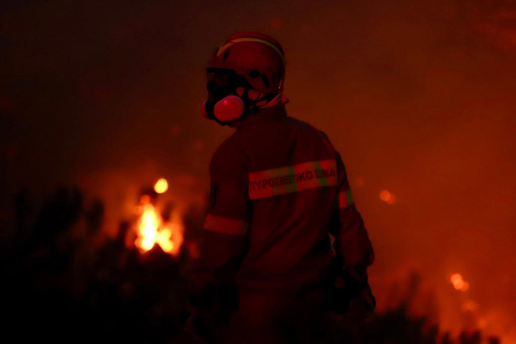 Wildfires in Crete spark mass evacuations from hotels in holiday hotspot