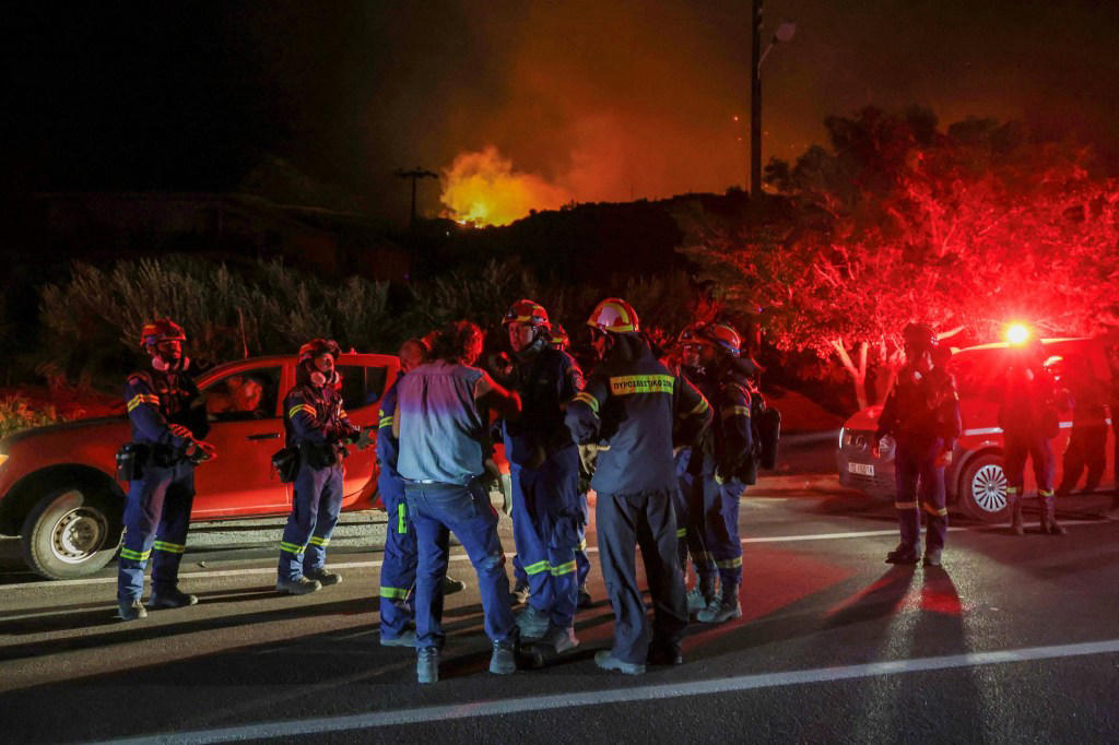 Wildfires in Crete spark mass evacuations from hotels in holiday hotspot
