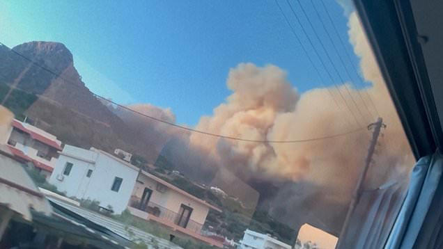 Wildfires in Crete spark mass evacuations from hotels in holiday hotspot