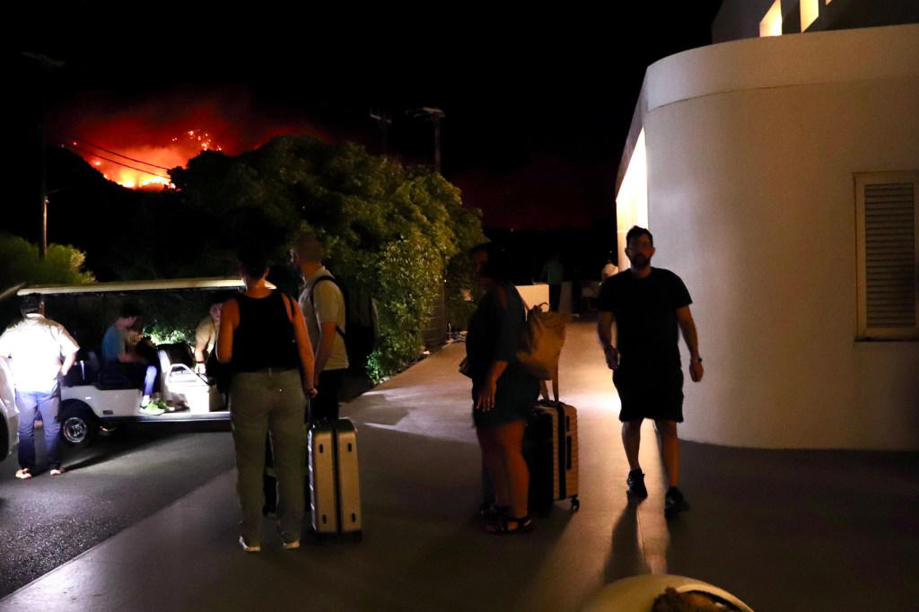 Wildfires in Crete spark mass evacuations from hotels in holiday hotspot