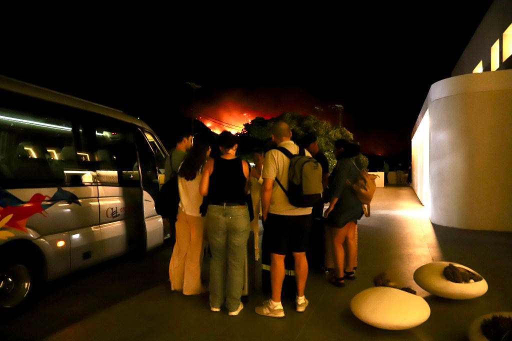 Wildfires in Crete spark mass evacuations from hotels in holiday hotspot