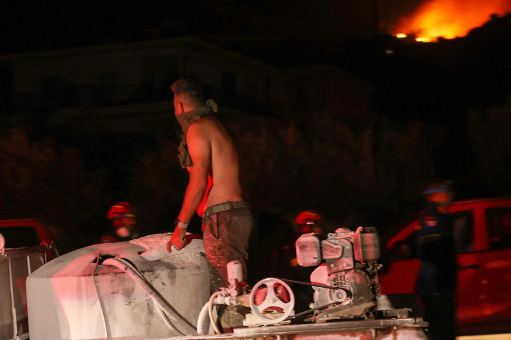 Wildfires in Crete spark mass evacuations from hotels in holiday hotspot