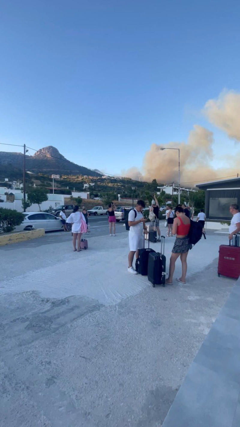 Wildfires in Crete spark mass evacuations from hotels in holiday hotspot