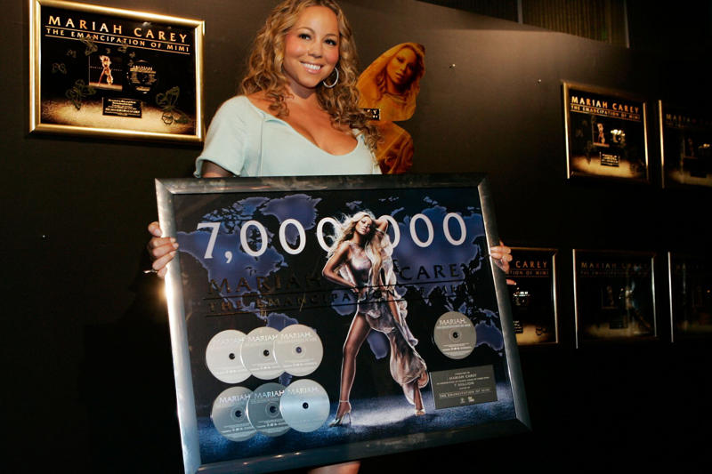 Mariah Carey: from Long Island to the world, Mariah Carey's childhood and adolescence, Family troubles, Her siblings don't want to be reminded of it, Breakthrough, Wedding of Mariah Carey and Tommy Mottola, A great voice, Hit albums from Mariah, Stars of the 90s: Mariah Carey and Whitney Houston, A Christmas muse, Physical change, Leaving Columbia, Glitter: failure, Luis Miguel and Mariah Carey: Latin romance, Mariah Carey's hospitalisation, Glitter's unfortunate release date, "An utter meltdown", Longing to be a Hollywood star, Farewell to her record company, Philantropist and activist, Mariah Carey's "comeback", 'We Belong Together', Movies: Tennessee (2008), Mariah Carey in 'Precious', No other movies, Mariah Carey and Nick Cannon, Two children, Mariah Carey's maturity, Songbird Supreme, Queen of Christmas, Viva Las Vegas!, A new love for Mariah Carey, They are both available, Mariah Carey's controversial memoir, Painful memories for her family, Mariah Carey responds to her siblings' lawsuits, The death of her sister and mother, An "inspiration" to others, A film about Mariah's life?