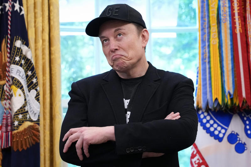 Trump Vs. Musk, 'The Democrat-Republican uniparty', Asking over Twitter, Musk's promise, With friends like these..., Trump's threat, Trump hits back, Go back to your country!, Enough to make some damage