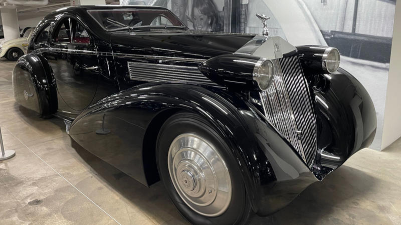 Cars That Carry A Flag, Lamborghini Miura, The Answer, Toyota 2000GT, Volkswagen Beetle, Ford GT40, Citroen DS, Datsun 240Z, Rolls-Royce Phantom, Renault 5 Turbo, Chevrolet Corvette C1, Koenigsegg Jesko, Fiat 500 (Cinquecento), Aston Martin DB5, Hyundai Pony, Tatra 87, Mazda MX-5 Miata NA, BMW M3 E30, Volvo P1800, Peugeot 205 GTI, Pontiac Firebird Trans Am, Pagani Zonda, SAAB 900 Turbo, Porsche 911 (1964)