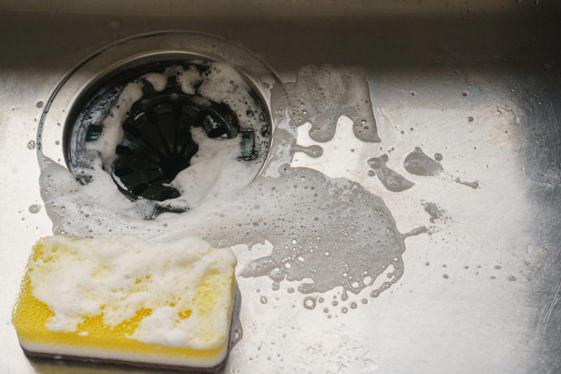 NGその1．パーツを取り外さずに洗う, NGその2．不衛生なスポンジで洗う, NGその3．水でさっと流すだけ, 毎日使う水筒だからこそ、洗い方の見直しを