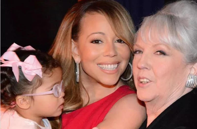 Mariah Carey: from Long Island to the world, Mariah Carey's childhood and adolescence, Family troubles, Her siblings don't want to be reminded of it, Breakthrough, Wedding of Mariah Carey and Tommy Mottola, A great voice, Hit albums from Mariah, Stars of the 90s: Mariah Carey and Whitney Houston, A Christmas muse, Physical change, Leaving Columbia, Glitter: failure, Luis Miguel and Mariah Carey: Latin romance, Mariah Carey's hospitalisation, Glitter's unfortunate release date, "An utter meltdown", Longing to be a Hollywood star, Farewell to her record company, Philantropist and activist, Mariah Carey's "comeback", 'We Belong Together', Movies: Tennessee (2008), Mariah Carey in 'Precious', No other movies, Mariah Carey and Nick Cannon, Two children, Mariah Carey's maturity, Songbird Supreme, Queen of Christmas, Viva Las Vegas!, A new love for Mariah Carey, They are both available, Mariah Carey's controversial memoir, Painful memories for her family, Mariah Carey responds to her siblings' lawsuits, The death of her sister and mother, An "inspiration" to others, A film about Mariah's life?