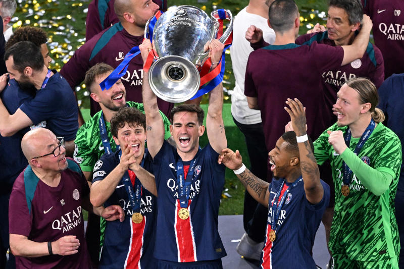 Latest transfer news headlines, Arsenal set new Gyokeres deadline, Osimhen chooses Man Utd move, Chelsea in talks over Dibling deal, Arsenal get huge Rodrygo boost, Madueke wants Arsenal move, Rashford chooses preferred next club, Woltemade to Bayern hits pothole, Calvert-Lewin receives Premier League, Bundesliga offers, DONE DEAL: Chelsea wonderkid joins Torino, Nwaneri in contract talks, Eze to push for Arsenal switch, Juventus to terminate Vlahovic?, DONE DEAL: Jonathan David joins Juventus, Martinelli to Saudi Arabia?, More on Gittens and Chelsea, Kyle Walker set for shock move, DONE DEAL: Keane extends Everton deal, Manchester City eye Inter defender, NEW: Man United tried for Ndidi last summer, Cunha handed No10 shirt, Man Utd quintet hand in transfer requests, Coutinho leaves Villa, Brownhill Burnley future uncertain, Hirst commits future to Ipswich, Scalvini top Newcastle target, Rashford to return to Man Utd, Galbraith set for Swans, David jets in for Juve medical, Cajuste attracting suitors, Charlton add Bell, Spurs appoint Martin Ho, Al-Nassr turn attention to Martinelli, Arsenal and Chelsea keeping tabs on Smit, Dumfries' release clause, Silva turns down Saudi, Williams speaks on new Bilbao deal, Man Utd not pursuing Calvert-Lewin, Tomiyasu to leave Arsenal, Nico Williams signs new deal, Man City appoint Andree Jeglertz, Arteta and Heinze set for Arsenal reunion, Gittens set for Chelsea move, DONE DEAL, David arrives for medical, Rodrygo boost, Arsenal to appoint Gabriel Heinze, Newcastle launch second Elanga bid, Arsenal hold fresh Madueke talks, Spurs looking to sell Richarlison, Diouf unimpressed by Burnley demands, Milambo signs for Brentford, Bournemouth close in on Diakite, Man City appoint Jeglertz, Newcastle launch Elanga bid, Gittens 'on verge' of Chelsea move, Milan complete Ricci deal, Shankland ends Hearts saga, Como to sign Kuhn, Pogba speaks on Monaco tears, Abraham joins Besiktas, Rodrygo set to leave Real, Juve keen on Sancho, but there is major stumbling block, Gittens latest, Manchester United in race against time to sign Mbeumo, Palace stand firm on Eze valuation, Conte targets £52m Lookman transfer, Sancho closing in on Man Utd exit, Sesko to Arsenal latest, Strasbourg agree deal for Chelsea target, PSG to rival Arsenal for Rodrygo, Man Utd prepare £43m Fabian Ruiz bid, Chelsea hold talks for Coulibaly, Arsenal given new Nico Williams hope, Chelsea eye Casado deal, Lookman price, Everton deal close, Arsenal get Cristhian Mosquera boost, Man Utd to sign Mbeumo this week, Sunderland close to Petrovic deal, New Tottenham bid for Kudus expected, Liverpool target Lukeba deal, Mosquera to Arsenal latest, Man Utd step up Watkins move, Arsenal handed new Rodrygo boost, Chelsea make shock bid for Real Madrid hero, Gyokeres agrees Arsenal deal, Chelsea exits, Kaoru Mitoma wants Brighton stay, DEAL AGREED, Joao Pedro shirt number, Giroud on Lille move, Crystal Palace make formal offer for Eze replacement, Pedro debut?, Juventus book David medical, Man Utd step up interest in '£60m' Watkins, DONE DEAL, New-look Chelsea, Fulham vindication, Premier League sides circle Leipzig star, Dani Olmo speaks out on Luis Diaz and Nico Williams